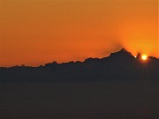 76 Il sole rosseggiante all'orizzonte sta calando sul Monviso